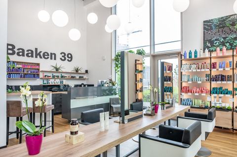 Empfang und Bedienplätze im Salon