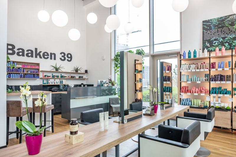 Empfang und Bedienplätze im Salon