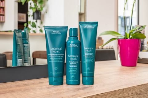 Aveda botanical repair: Conditioner, Shampoo und Styling-Creme auf dem Tisch im Salon
